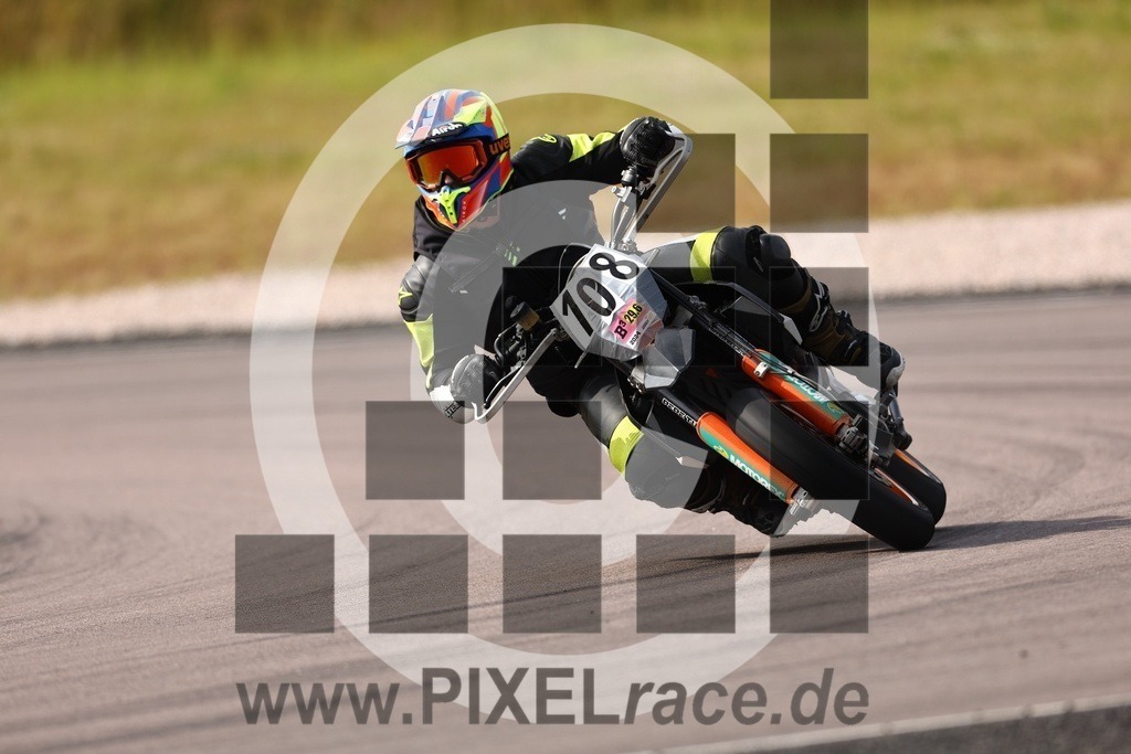 0108-20240629_00257 | Schöne Erinnerungen an spannende Momente - das festzuhalten ist unser Job. PIXELrace.de ist seit 2003 auf den Rennstrecken Europas unterwegs um die Action draußen beim Fahren und die wunderbare Stimmung imm Fahrerlager für euch einzufangen.