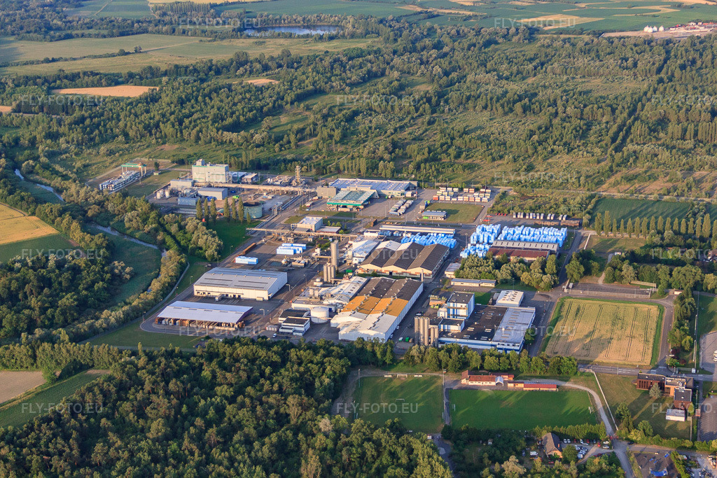 Vue aérienne: Zone industrielle du Mülrhein avec Ravaga Building Solutions, CORTEVA et Transcendia à Drusenheim dans le département Bas Rhin, France.Photo: IMG_68021.jpg prise le 19/06/2014 par Werner Riehm/FLY-FOTO.euRésolution de l'original: 4752 x 3168 pxRAVAGOBUILDINGSOLUTIONS.COMCorteva Agriscience™ | GlobalDrusenheim, France | Transcendia