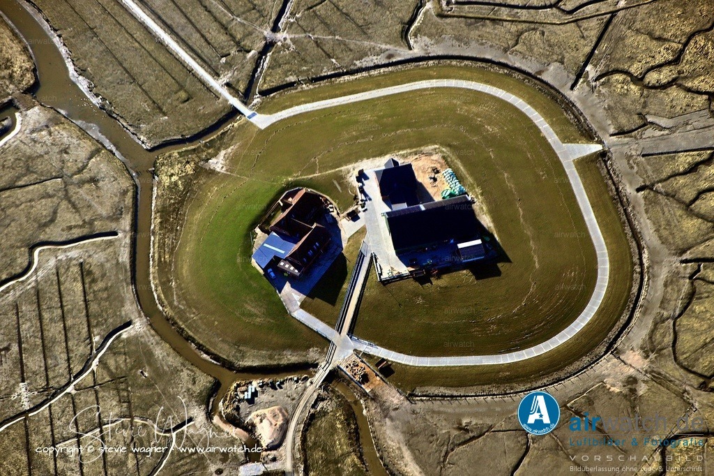 Die Hallig Nordstrandischmoor verfügt über vier Warften - Luftbild | Die Hallig Nordstrandischmoor verfügt über vier Warften, die als künstliche Siedlungshügel den Bewohnern und Gebäuden Schutz vor Sturmfluten bieten.  Von Ost nach West liegen diese als Neuwarft, Amalienwarft (Schulwarft), Halberwegwarft und Norderwarft.