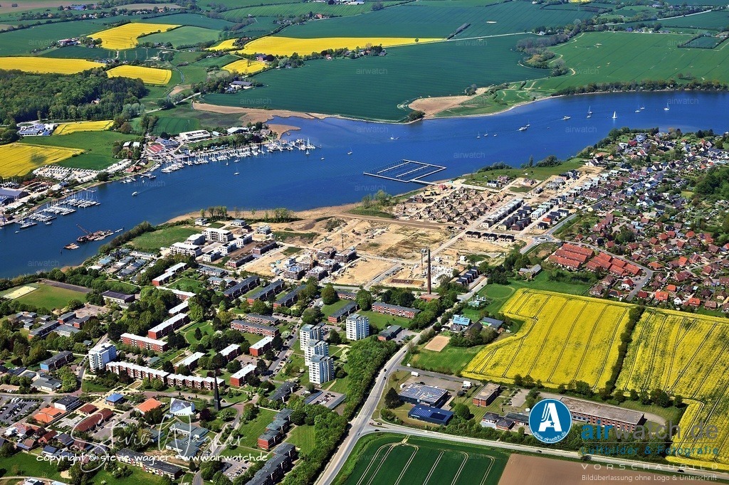 Kappeln an der Schlei und anspruchsvolle Fahrradtouren um Ellenberg - Luftbild  | Aktivitäten wie eine Kanutour auf der Schlei oder eine Fahrradtour nach Arnis, der kleinsten Stadt Deutschlands, ermöglichen eine ganz neue Perspektive auf die Region. Die Schlei selbst eignet sich hervorragend für anspruchsvolle Fahrradtouren mit herrlichen Aussichten über die Landschaft und das Wasser. Für einen besonderen Abend kann man die Wiese hinter dem Kappelner Museumshafen nutzen – dort findet das jährliche „White Dinner“ statt, aber auch ohne weiße Kleidung kann man hier entspannt mit Decke und Buch verweilen.