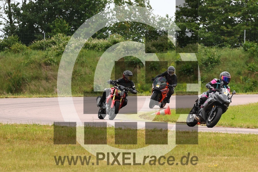 0081-20260604_02852 | Schöne Erinnerungen an spannende Momente - das festzuhalten ist unser Job. PIXELrace.de ist seit 2003 auf den Rennstrecken Europas unterwegs um die Action draußen beim Fahren und die wunderbare Stimmung imm Fahrerlager für euch einzufangen.