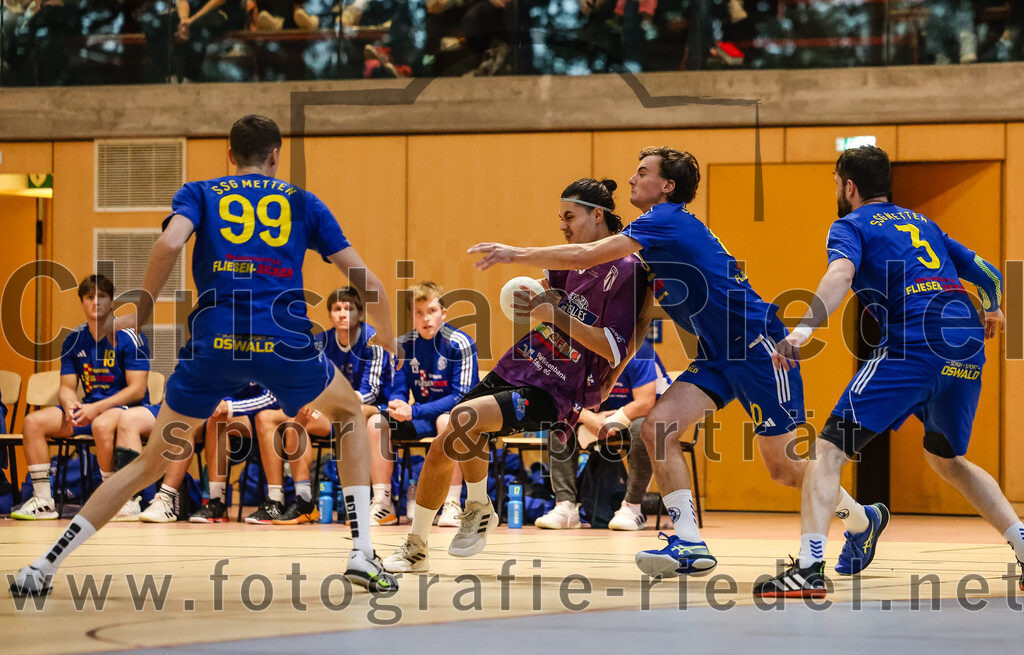 2024-10-13_021_SpVgg_Altenerding_gegen_SSG_Metten | Erding, Deutschland, 13.10.2024:Handball, Bezirksoberliga Männer 2024 / 2025, 4. Spieltag, SpVgg Altenerding gegen SSG Metten, Endergebnis: 40:22Patrick Sigl (SSG Metten, #99), Luis Leitner (SpVgg Altenerding, #26), Vincent Muhr (SSG Metten, #10), Jan Matousik (SSG Metten, #3)Foto: Christian Riedel / fotografie-riedel.net