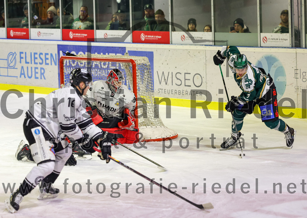 2026-01-30_100_TSV_Erding_gegen_EHF_Passau_Black_Hawks | Erding, Deutschland, 30.01.2026:Eishockey, Oberliga Süd 2025 / 2026, 42. Spieltag, TSV Erding gegen EHF Passau Black Hawks, Endergebnis: 2:6Torwart Janik Engler (EHF Passau Black Hawks, #30), Louis Trattner (Erding Gladiators, #7)Foto: Christian Riedel / fotografie-riedel.net
