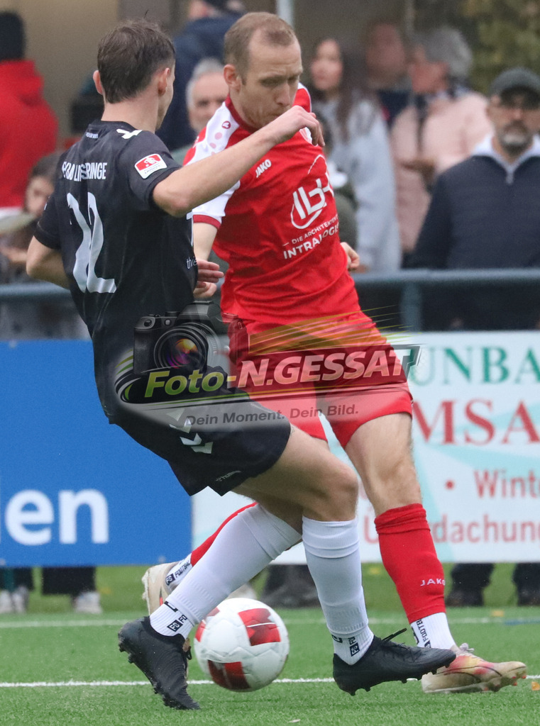 FC RW Kirchlengern - BV Bad Lippspringe | Auf dem Bild zu sehen: rot FC RW Kirchlengern: Niklas Wüllner ; schwarz BV Bad Lippspringe: Anton GünterFC RW Kirchlengern, BV Bad Lippspringe, Saison 25/26, Landesliga, Kirchlengern, Deutschland - Realisiert mit Pictrs.com