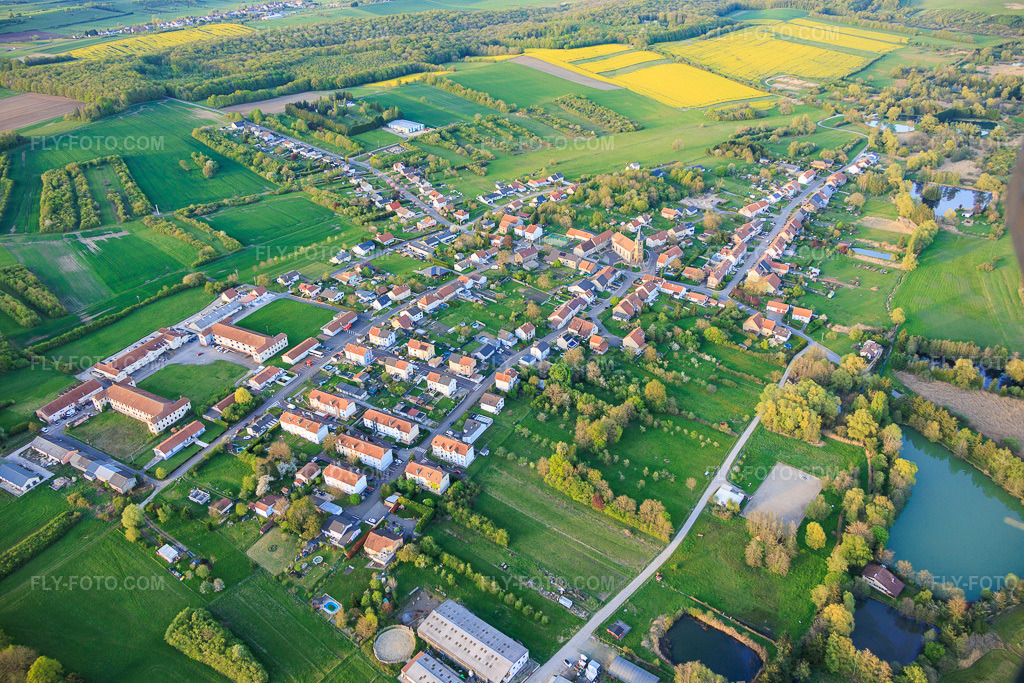 Aerial view: View of the town from the southwest in Leyweiler in the state Moselle, France.Photo: IMG_154777.jpg taken on 04/17/2026 by Werner Riehm/FLY-FOTO.comResolution of the original: 6000 x 4000 px