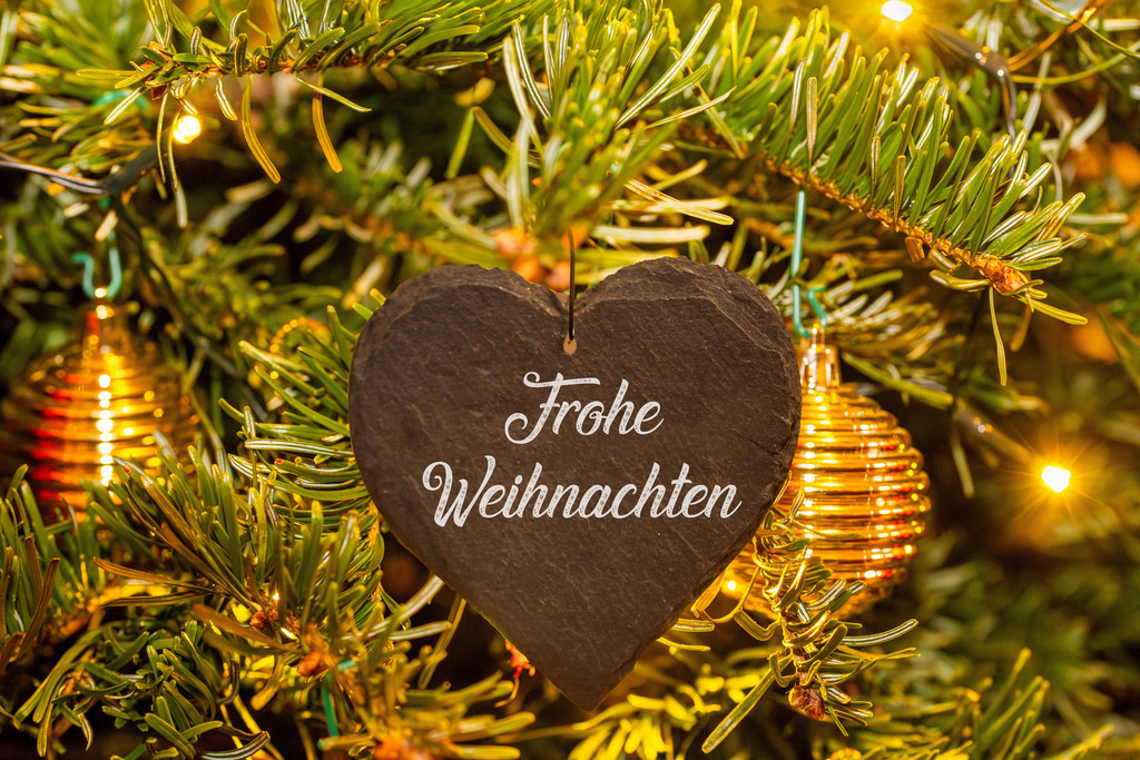 Weihnachtsgrüße, Frohe Weihnachten | Weihnachtsgrüße: Herz mit der Aufschrift FROHE WEIHNACHTEN an einem Weihnachtsbaum - Realisiert mit Pictrs.com