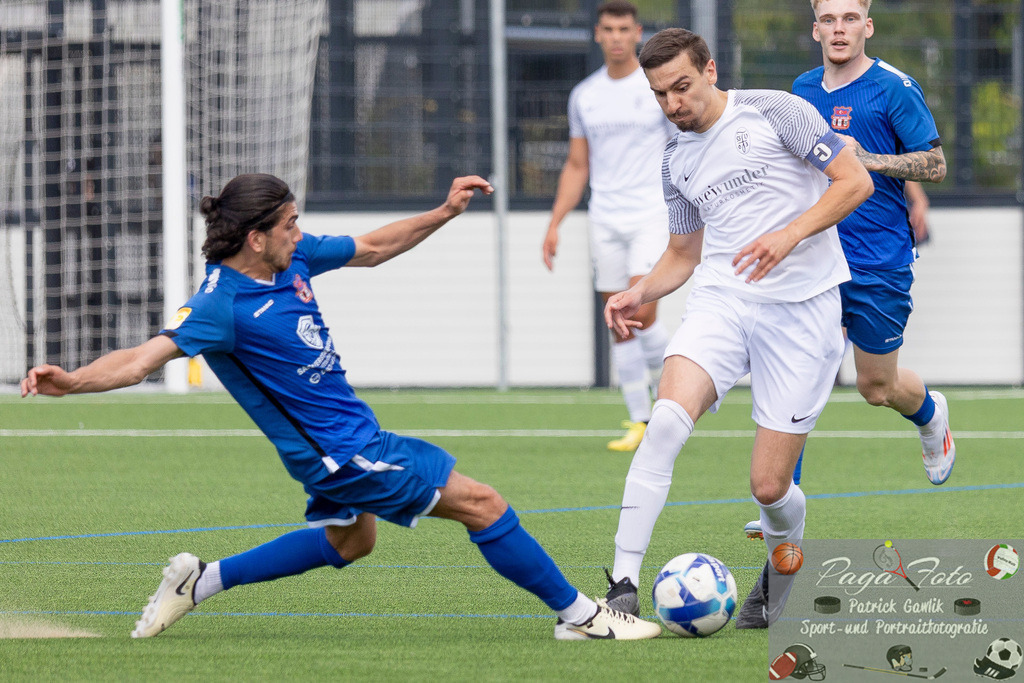 Testspiel: Spvgg. 03 Fechenheim - Türk Gücü Friedberg, 13.07.2024 | Abdul Baki Özisli (Türk Gücü Friedberg #30) grätscht zum Ball im Zweikampf mit Ouassim Ouass (Spvgg. 03 Fechenheim #10), Spvgg. 03 Fechenheim - Türk Gücü Friedberg, Frankfurt am Main, Sportanlage Birsteiner Straße, 13.7.2024 - Realisiert mit Pictrs.com