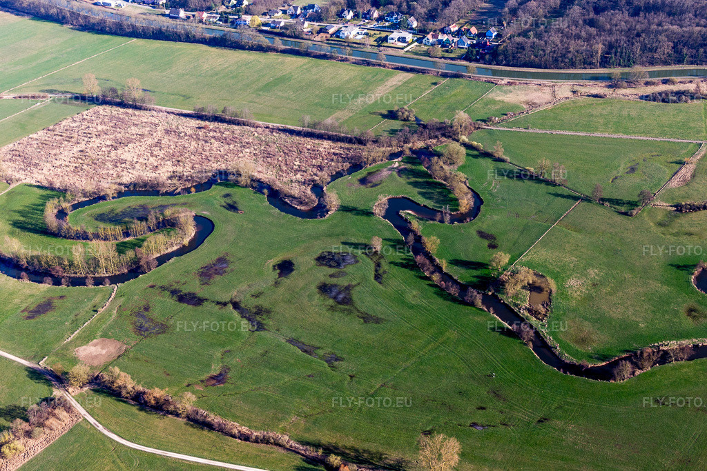 Vue aérienne: Courbe sinueuse et serpentine d'un cours d'eau - la rivière Zorn à Hochfelden dans le département Bas Rhin, France. Photo: IMG_097574.jpg prise le 16/03/2017 par Werner Riehm/FLY-FOTO.eu – Résolution de l'original: 4096 x 2730 px