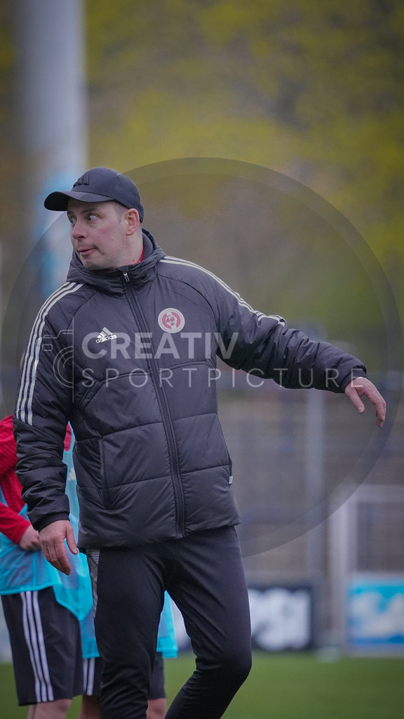 Fußball, Nachwuchs, Training, DFB, Demo-Einheit der Trainingsphilosophie Deutschland im Karl-Liebknecht-Stadion Potsdam, | Fußball, Nachwuchs, Training, DFB, Demo-Einheit der Trainingsphilosophie Deutschland im Karl-Liebknecht-Stadion Potsdam, Im Bild: Paul Küchemeister (FLB) spricht zu den Zuschauern. - Realisiert mit Pictrs.com