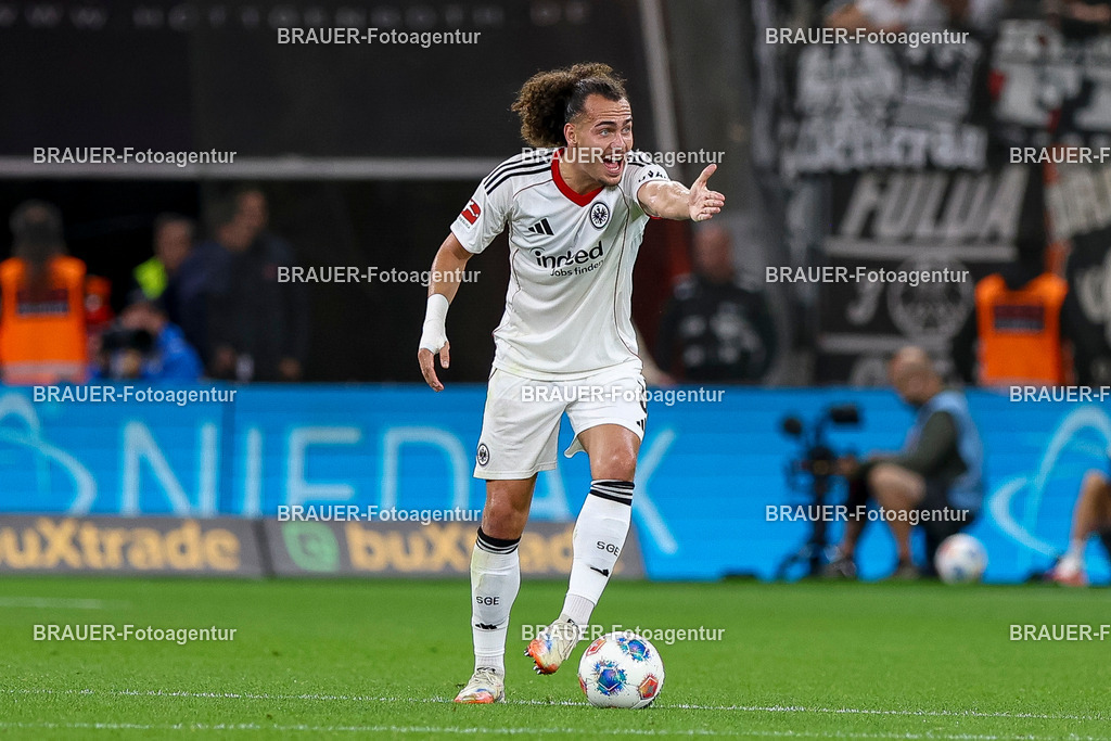 Bayer 04 Leverkusen vs Eintracht Frankfurt - Bundesliga  | Leverkusen, Deutschland, 12.09.25:   Arthur Theate (Eintracht Frankfurt) gestikuliert, Gestik in Aktion am Ball, Einzelaktion waehrend des Spiels der Bundesliga zwischen  Bayer 04 Leverkusen vs Eintracht Frankfurt in der BayArena(Foto von Brauer-Fotoagentur / Adrian Schlueter)