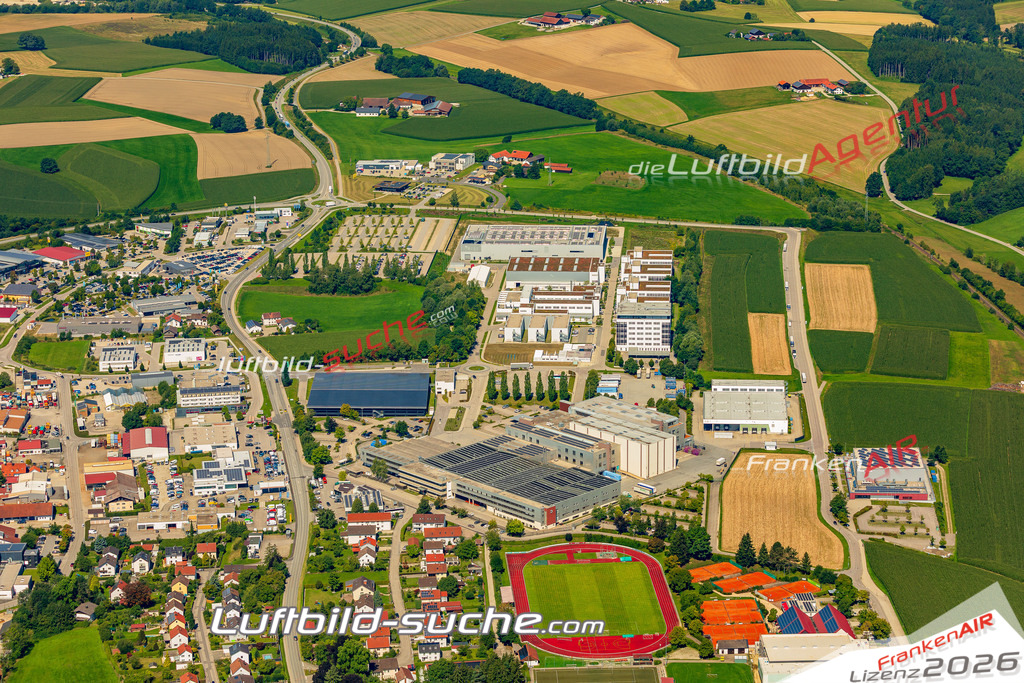 Luftaufnahme von Vilsbiburg - Die Luftaufnahme wurde 2025 vom UL-Flugzeug heraus erstellt ( keine Drohne ) - Hochauflösende Luftaufnahme - für professionelle Ausdrucke geeignet. Die Geschenkidee !Mit Lizenz und Bildrechte bestellbar