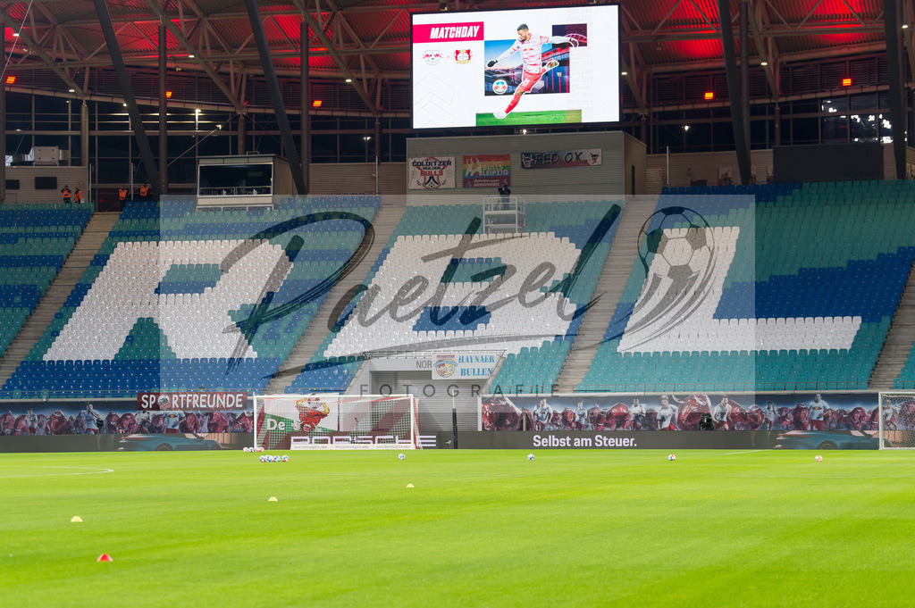 RBLLEV20211128_012 | Fussball, Herren: . Leere Tribuenen aufgrund des Geisterspiels bei dem Spiel der 1. Bundesliga zwischen RB Leipzig und Bayer 04 Leverkusen in der Red Bull Arena am 28.11.2021 in Leipzig, Deutschland.DFB / DFL REGULATIONS PROHIBIT ANY USE OF PHOTOGRAPHS AS IMAGE SEQUENCES AND/OR QUASI-VIDEO. - Realisiert mit Pictrs.com