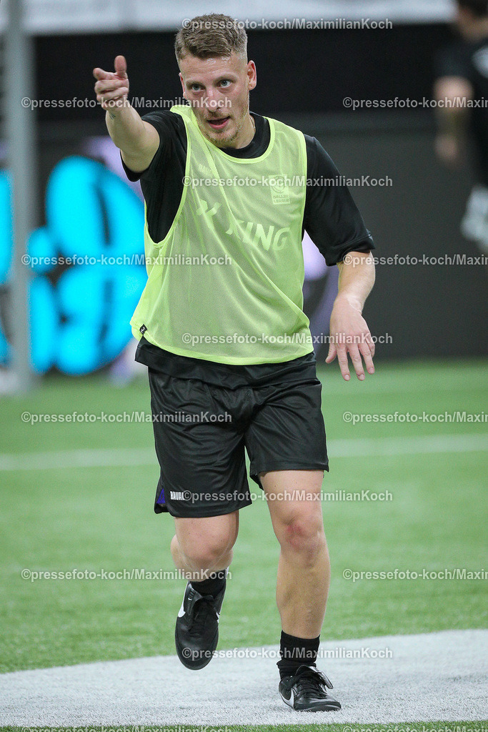 DueBL08042401050 | 08.04.2024, Düsseldorf, Fußball, Baller League, PSD Bank Dome, Final Four:  Felix Lobrecht (Comedian und Teammanager Beton Berlin)