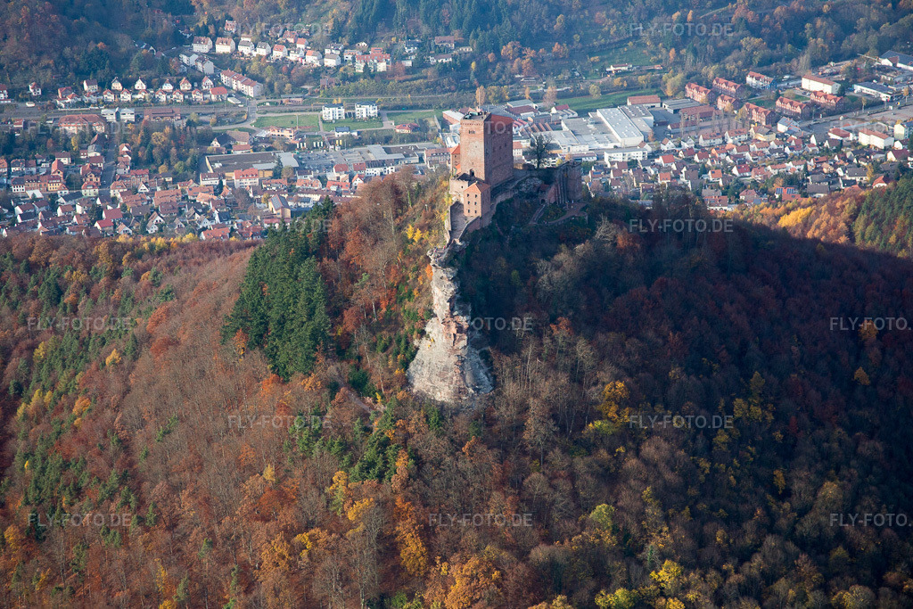 Luftbild: Kletterfelsen Trifels in Annweiler am Trifels im Bundesland Rheinland-Pfalz in Deutschland. Foto: IMG_085152.jpg vom 08.11.2015 durch Werner Riehm/FLY-FOTO.de