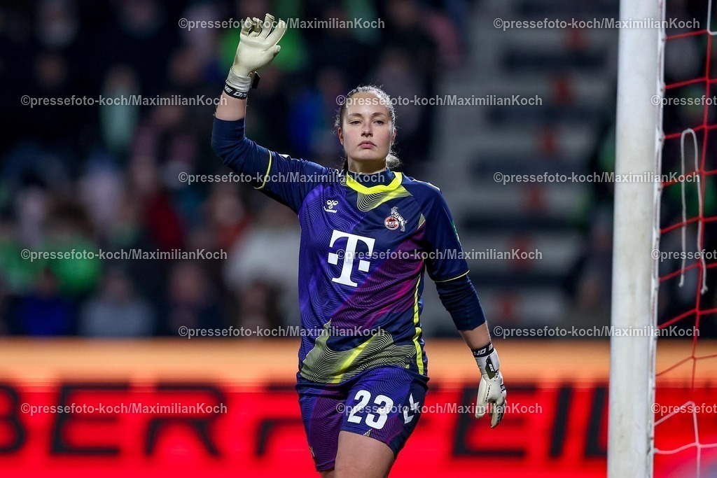 Koe07022501051 | 07.02.2025, Frauen Fußball, 1. FC Köln - VfL Wolfsburg, 1. Fußball Bundesliga, Franz-Kremer-Stadion, Saison 2024 2025: Torwart Aurora Mikalsen (1. FC Köln #23) gestikulierendDFB regulations prohibit any use of photographs as image sequences and or quasi-video.