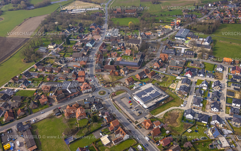 Ahlen240306124Dolberg | Luftbild, Wohngebiet Ortsansicht Ortsteil Dolberg, neuer REWE Supermarkt mit Solardach, Windräder, neuer Kreisverkehr Alleestraße und Uentroper Straße, Neubau Wohngebiet Hases Wiese, kath. St. Lambertus KIrche, Ahlen, Dolberg, Ruhrgebiet, Deutschland