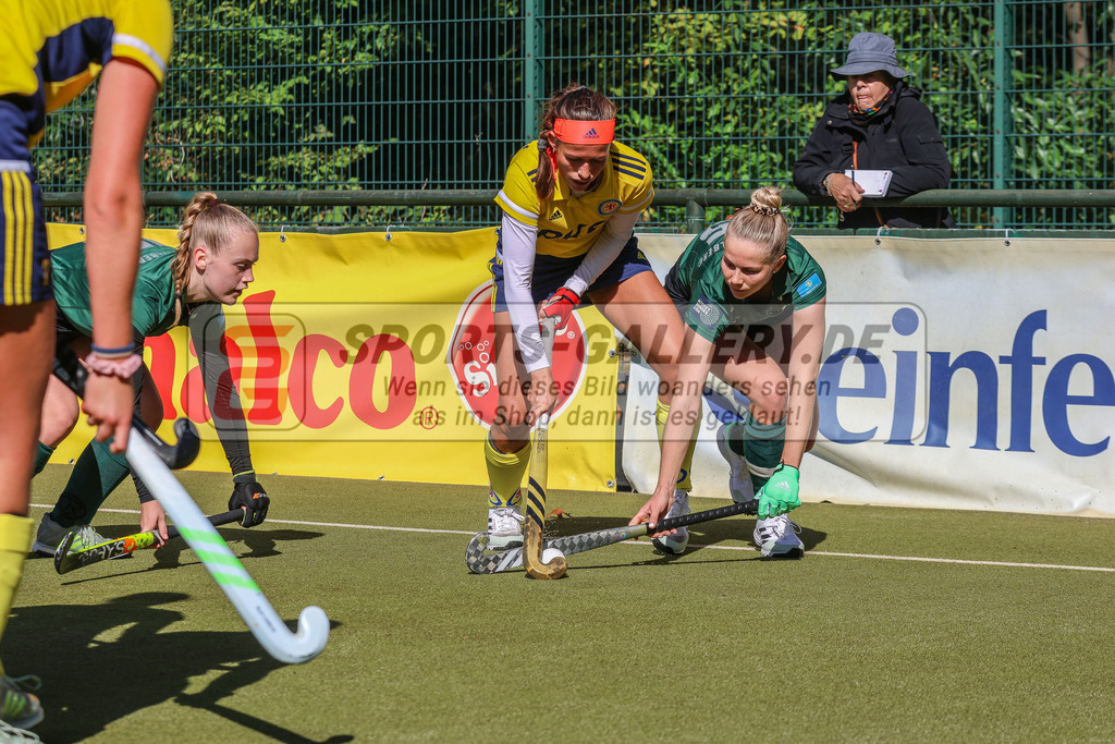 Raffelberg-Braunschweig-61 | Emma Nolting (Eintracht Braunschweig #19) &amp; Amelie Haferkamp (Club Raffelberg #45), Club Raffelberg - Eintracht Braunschweig am 17.9.2022 in der Hockeyanlage Club Raffelberg, Duisburg