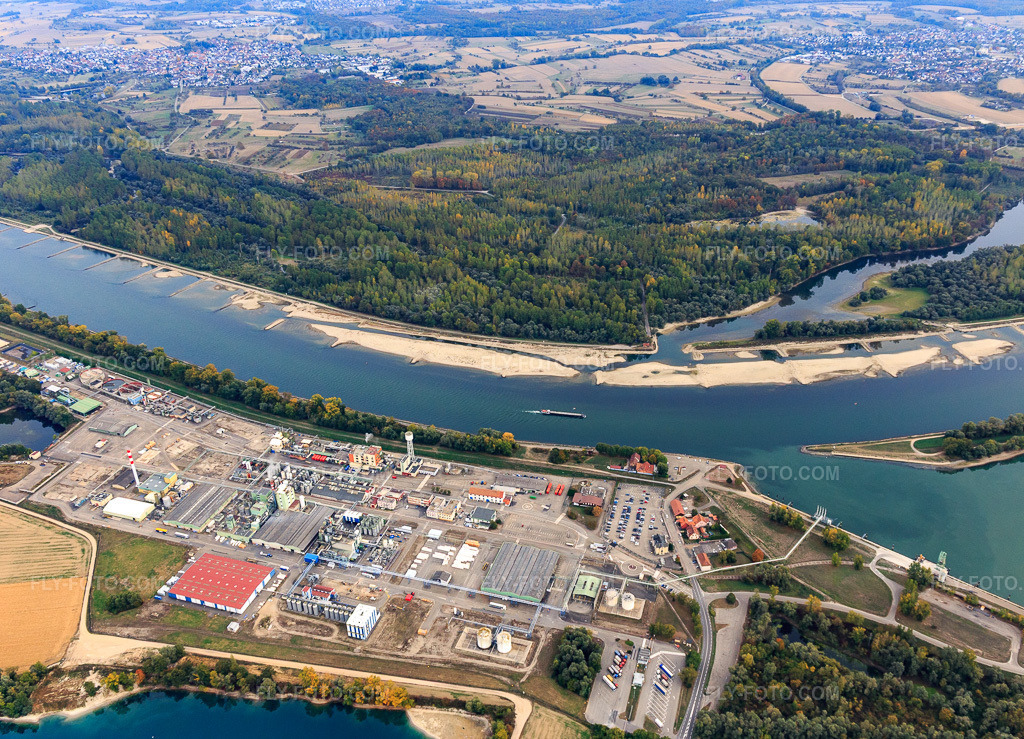 Aerial view: Industry on the Rhine riverbank from the northeast in Lauterbourg in the state Bas-Rhin, France. – Photo: IMG_112013.jpg taken on 10/11/2018 by Werner Riehm/FLY-FOTO.com – Resolution of the original: 4937 x 3561 px