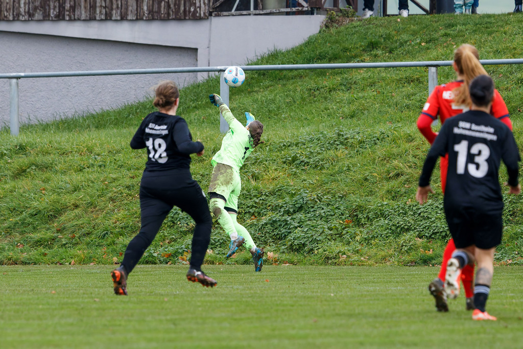 HOHFCH_251109_6194 | 1.FC Heidenheim 1846 II vs. GAST, Fußball, Frauen, Bezirksliga, 2025/2026, X. Spieltag, 03.10.2025 in Heidenheim, Kunstrasen b. Voith-Arena West(Foto: Michael Bulling) - Realisiert mit Pictrs.com