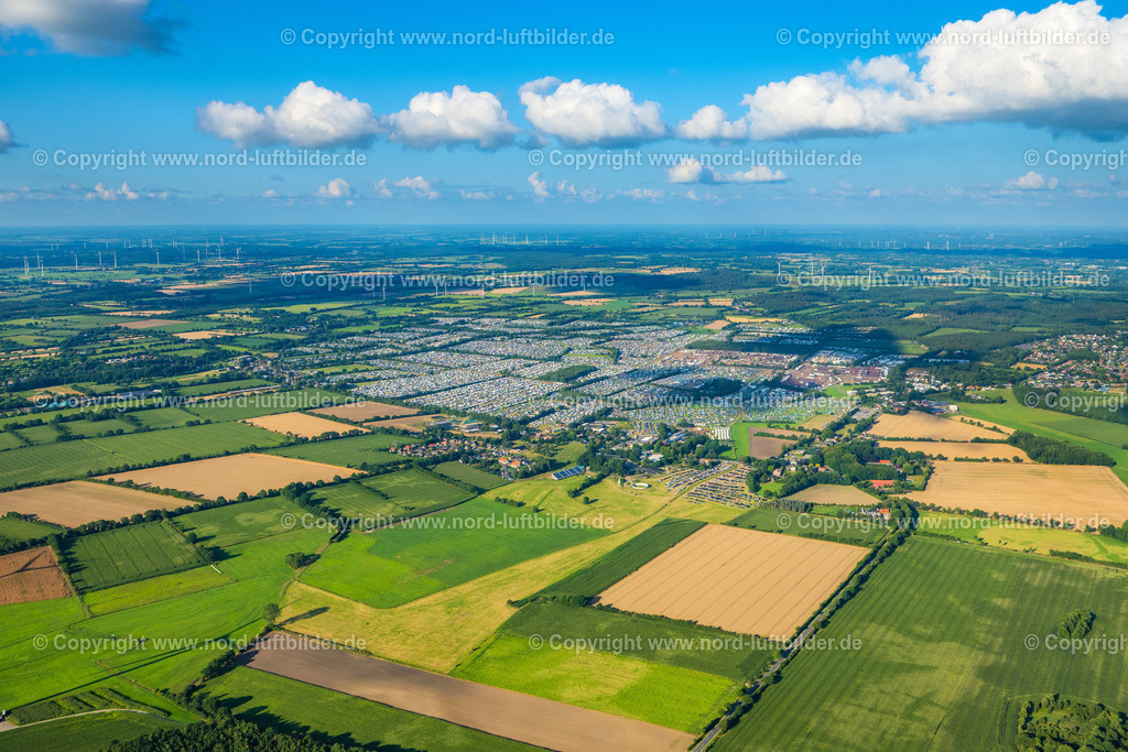 Wacken_Musik_Festival_ELS_5243060822 | WACKEN 06.08.2022 Besucher des Wacken Musik- Festivals auf dem Veranstaltungs- Konzertgelände an der Norderstraße in Wacken im Bundesland Schleswig-Holstein, Deutschland. Weiterführende Informationen bei: CTS EVENTIM AG & Co. KGaA,  ICS Festival Service GmbH,  SH Promotion GmbH&amp;Co.KG. // Participants in the Wacken music festival on the event concert area on street Norderstrasse in Wacken in the state Schleswig-Holstein, Germany. Further information at: CTS EVENTIM AG & Co. KGaA,  ICS Festival Service GmbH,  SH Promotion GmbH&amp;Co.KG. Foto: Martin Elsen