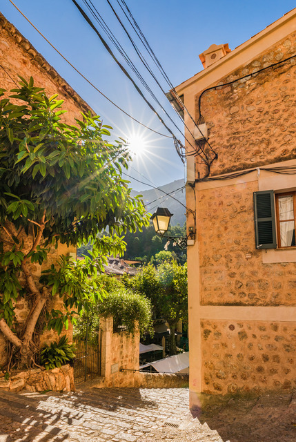 Spain Majorca, view of old mediterranean village Fornalutx | Idyllic old village of Fornalutx, Mallorca Spain - Realisiert mit Pictrs.com