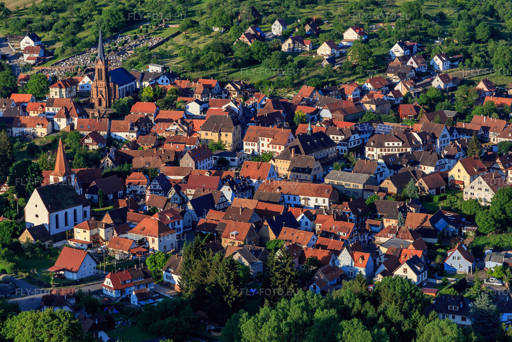 Vue aérienne: Centre du village avec l'église protestante et l'église Saint Jacques à Lembach dans le département Bas Rhin, France – .Photo: IMG_080261.jpg prise le 05/06/2015 par Werner Riehm/FLY-FOTO.eu – Résolution de l'original: 5472 x 3648 px