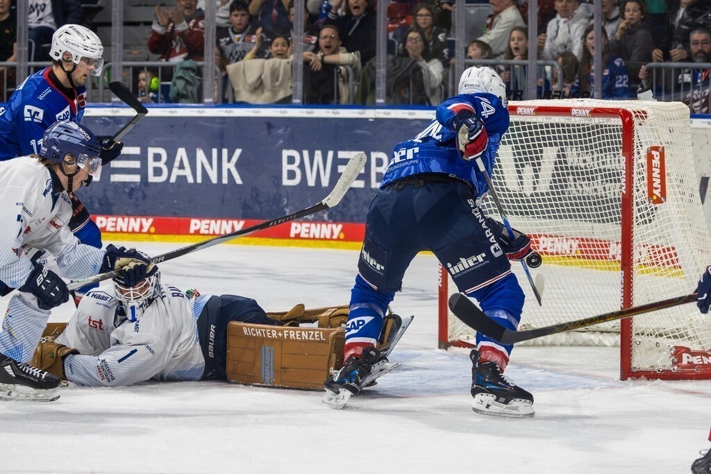 DEL, Deutsche Eishockey Liga Saison 2025/26, 47. Spieltag: Adler Mannheim gegen Straubing Tigers | DEL, Deutsche Eishockey Liga Saison 2025/26, 47. Spieltag: Adler Mannheim gegen Straubing Tigers***Justin Schütz (74, Mannheim) erzielt den Anschlusstreffer zum 1:2 - Realisiert mit Pictrs.com