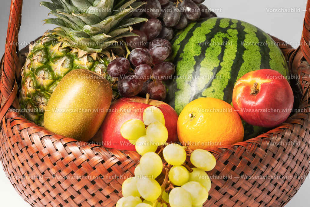 Detailaufnahme eines mit frischen und leckeren Obst gefüllten Obstkorb | Detailaufnahme eines mit frischen und leckeren Obst gefüllten Obstkorb. Gefüllt mit Ananas, Kiwi, Weintrauben, Apfe, Orange, Nektarine und Melone - Realisiert mit Pictrs.com
