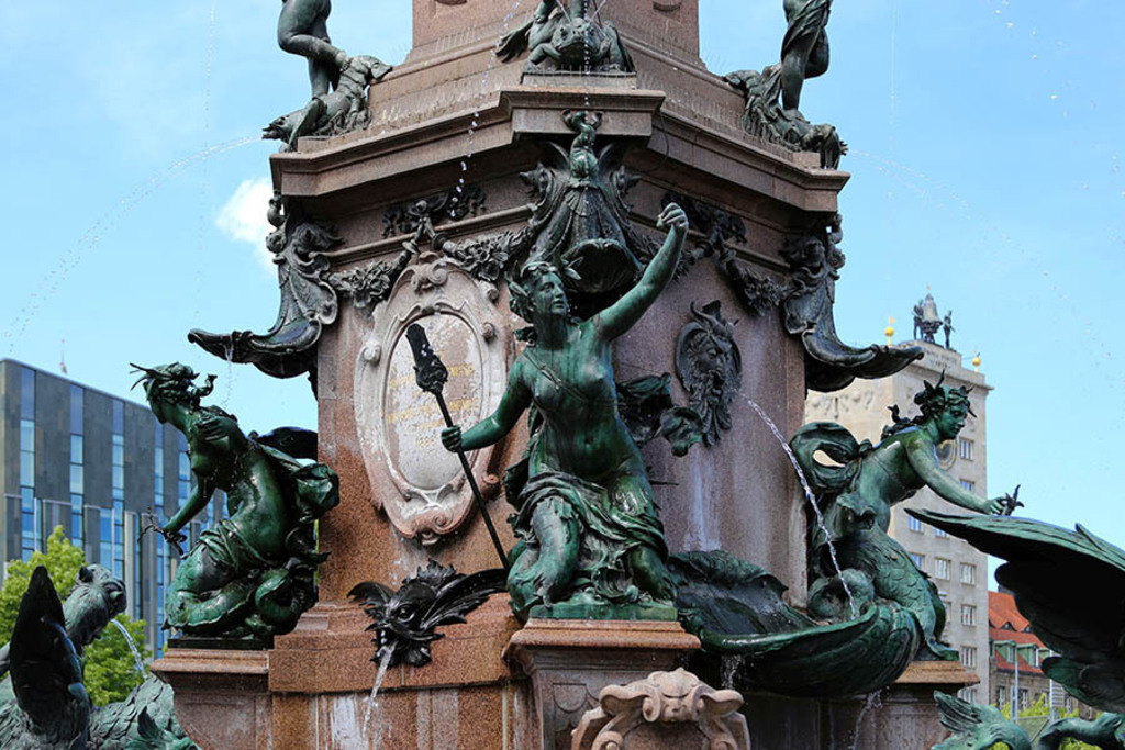 Foto: Leipzig - Mendebrunnen - fischschwänzige Nereiden | Das Team hinter BILDLEXIKON LEIPZIG bündelt historische wie aktuelle Informationen über die Stadt Leipzig in Text und Bild auf einer Plattform und stellt diese der interessierten Öffentlichkeit zur Verfügung.