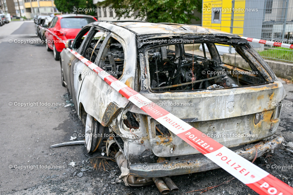 Linz_ Anatasius Gruen Strasse_ Fahrzeugbrand_ 11.06.2024-8 | 10.06.2024, Linz, AUT, Anatasius Gruen Strasse, Fahrzeugbrand im Bild Brandstelle, Ausgebrannte Fahrzeuge, Polizei