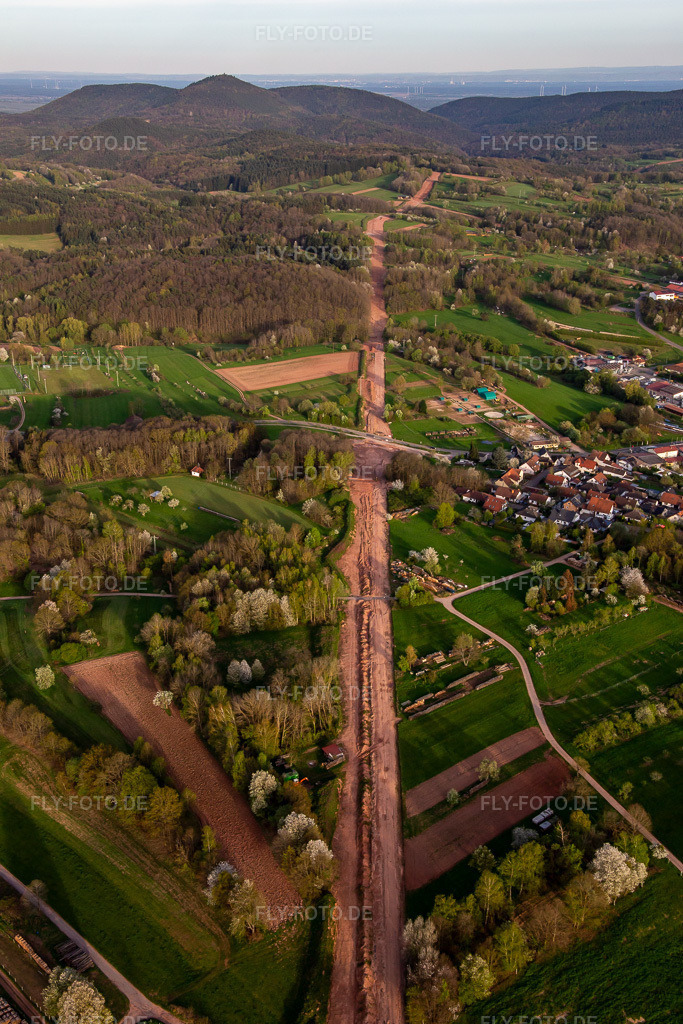 Luftbild: Schneise durch den Pfälzerwald zur Neuerrichtung des Teilstücks der Trans-Europa-Naturgas-Pipeline (TENP-III von den Niederlanden in die Schweiz) auf 51 km Länge zwischen Mittelbrunn und Klingenmünster im Ortsteil Gossersweiler in Gossersweiler-Stein im Bundesland Rheinland-Pfalz in Deutschland. Foto: IMG_140134.jpg vom 11.04.2024 durch Werner Riehm/FLY-FOTO.de