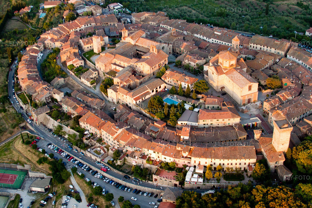 Vue aérienne: Vieille ville et centre-ville à Lucignano dans le département Arezzo, Italie. Photo: IMG_28052.jpg prise le 30/05/2010 par Werner Riehm/FLY-FOTO.eu – Résolution de l'original: 3632 x 2421 px
