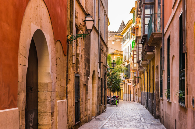 Spain, Palma de Majorca street in the historic city center | View of narrow street at the old town of Palma de Mallorca, Spain Balearic Isalnds - Realisiert mit Pictrs.com