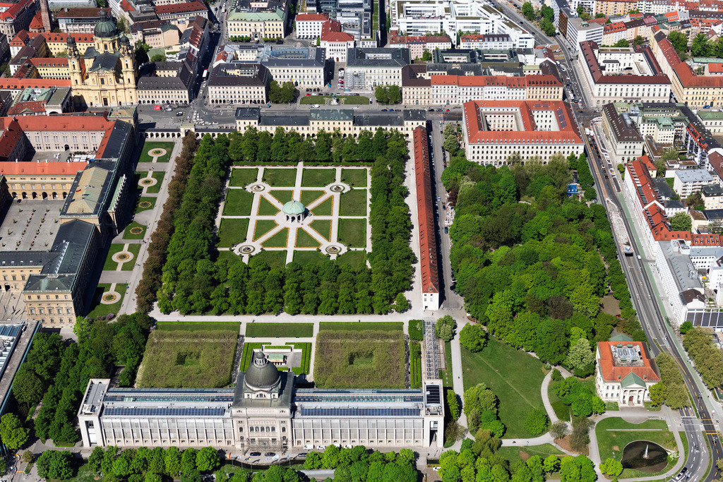dr__0063376.jpg | MüNCHEN 29.04.2025 Regierungs- Verwaltungsgebäude " Bayerische Staatskanzlei " an der Straße Franz-Josef-Strauß-Ring im Ortsteil Altstadt in München im Bundesland Bayern, Deutschland. Weiterführende Informationen bei: Bayerische Staatskanzlei. // Government administration building" Bayerische Staatskanzlei " on street Franz-Josef-Strauss-Ring in the district Altstadt in Munich in the state Bavaria, Germany. Further information at: Bayerische Staatskanzlei. Foto: Daniel Reiter