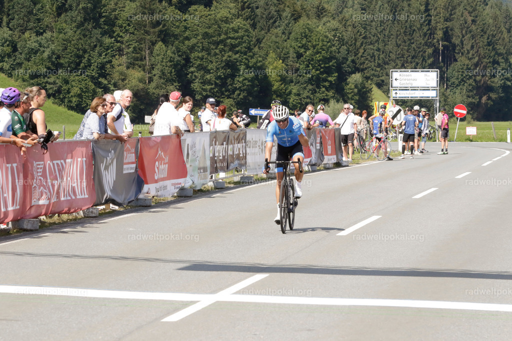 972_20230817_Bewerb_Maenner_Muehlanger | AUT - OESTERREICH, 2023-08-16: SPORT RENNRAD-FAHREN - 55. INTERNATIONALER RADWELTPOKAL IN ST. JOHANN IN TIROL  - Vintage-Radrennen mit WM-Bronze-Medaillen-Siegerin Christina Schweinberger, den Teilnehmer und Alexander Baumann (vom Orginastions-Team) - TAG 2 BEWERB MAENNER IN SECHS GRUPPEN  ; Foto: Roland Muehlanger