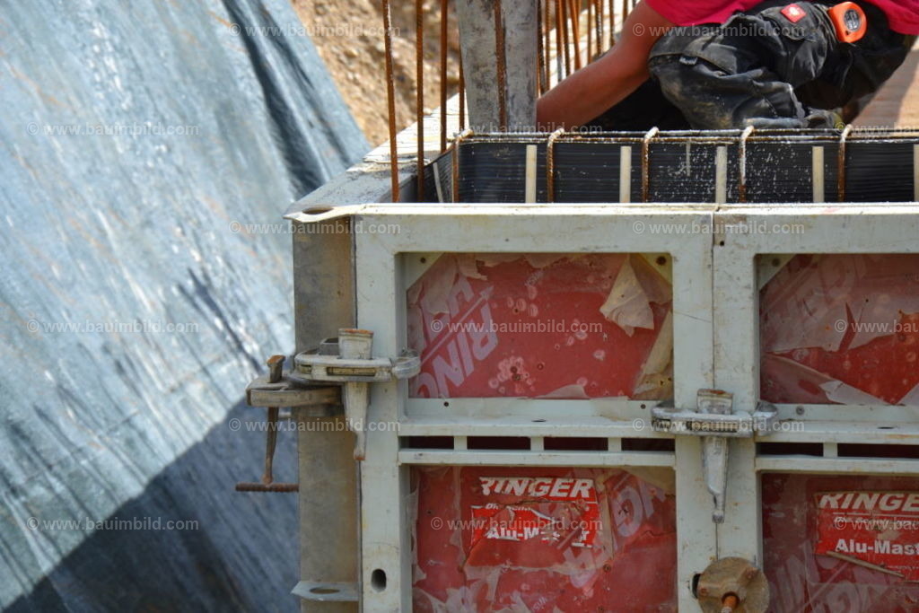bib-lg04-betonarbeiten-0190 | Nach LV-Leistungsgruppen sortierte Detailfotos über den Bau eines Hauses. Alle Hausbau-Bilder direkt vom Urheber und Autor der Website Haus-Selber-Bauen.com