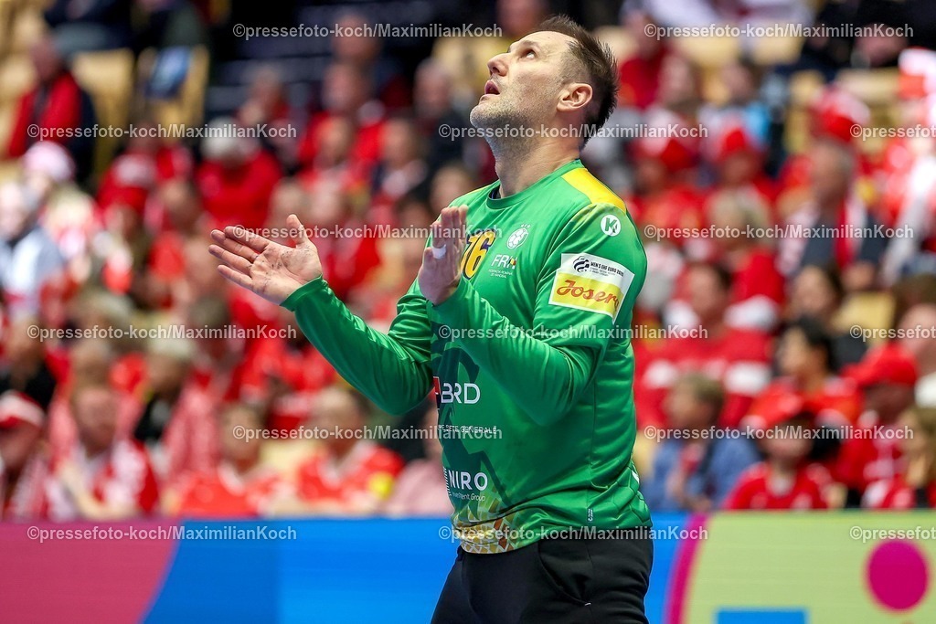 EHF20012601022 | 20.01.2026, Handball, Men's EHF EURO 2026, Nordmazedonien - Rumänien, Jyske Bank Boxen in Herning, Dänemark, Preliminary Round:  Mihai Catalin Popescu (Romania #16) gestikulierend auf dem Spielfeld  