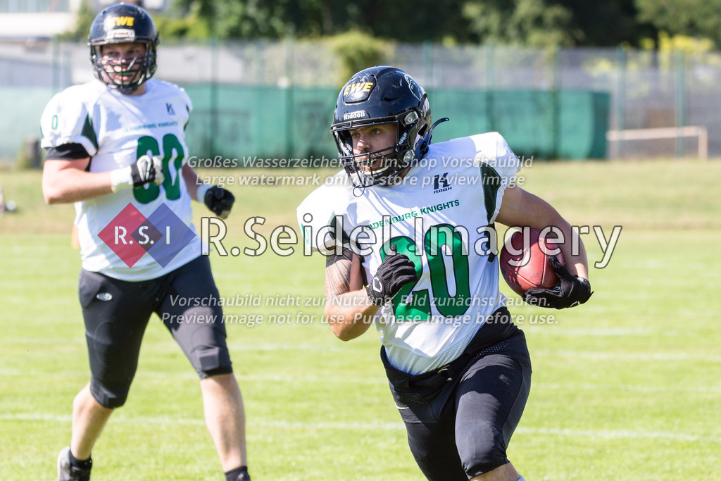 American Football, Saison 2022, Regionalliga Nord, Hamburg Blue Devils - Oldenburg Knights, Dr.-Hermann-Schnell-Sportplatz (Hamburg), 06.08.2022, 07. Gameweek | Mike Schuhmacher (#20, Oldenburg, RB)