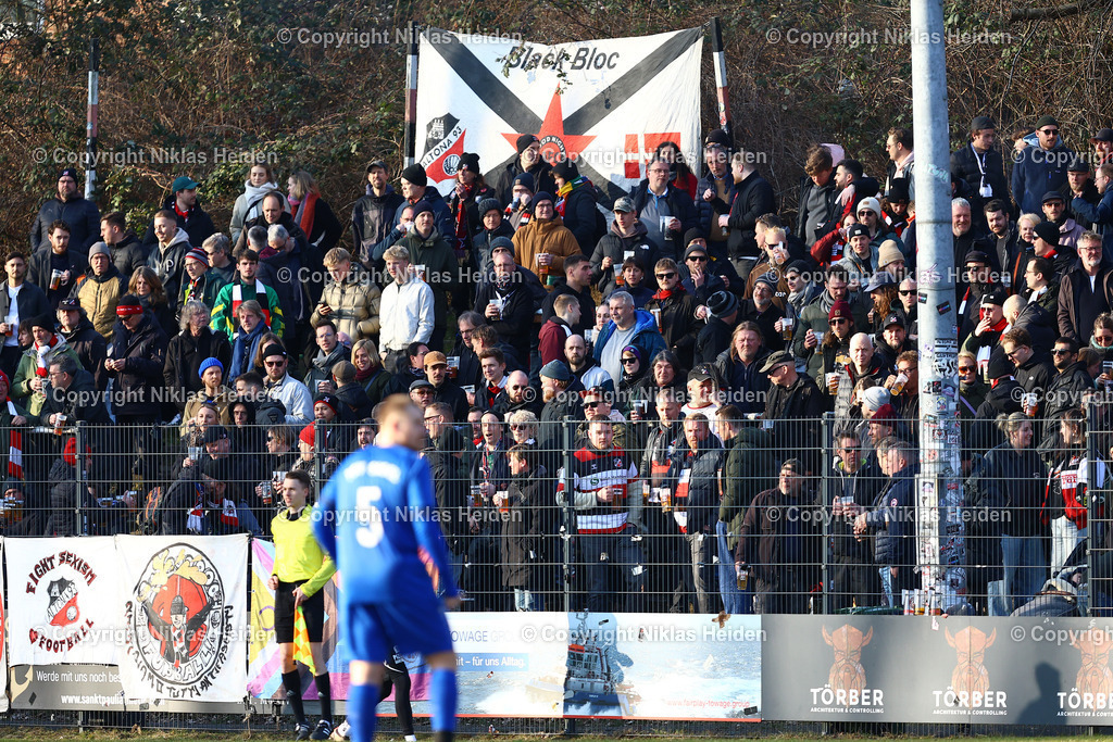 NH_Altona93_TSVSasel_OberligaHamburg_15032025 | Fans von Altona 93 an der Adolf-Jäger-Kampfbahn.Fußball I Herren I Gamesright Oberliga Hamburg I Saison 2024-2025 I 27. Spieltag I Altona 93 - TSV Sasel I 15.03.2025 I Adolf-Jäger-Kampfbahn