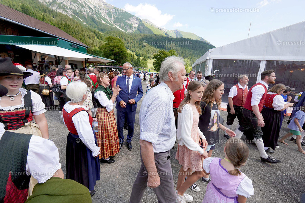 h-news-2023-Juli23-Regimentsschuetzenfest-UMZUG_DORF-ww-DSC02339 | Info aus dem Bezirk Reutte/Ausserfern Tirol sowie eine umfangreiche Bilddatenbank über die gesamte Region: Lechtal, Talkessel Reutte, Tannheimertal, Zwischentoren. Lech, Plansee, Zugspitze, Grenztunnel, B179, Fernpassstraße, Verkehr, Lawinen, Tradition, - Realisiert mit Pictrs.com