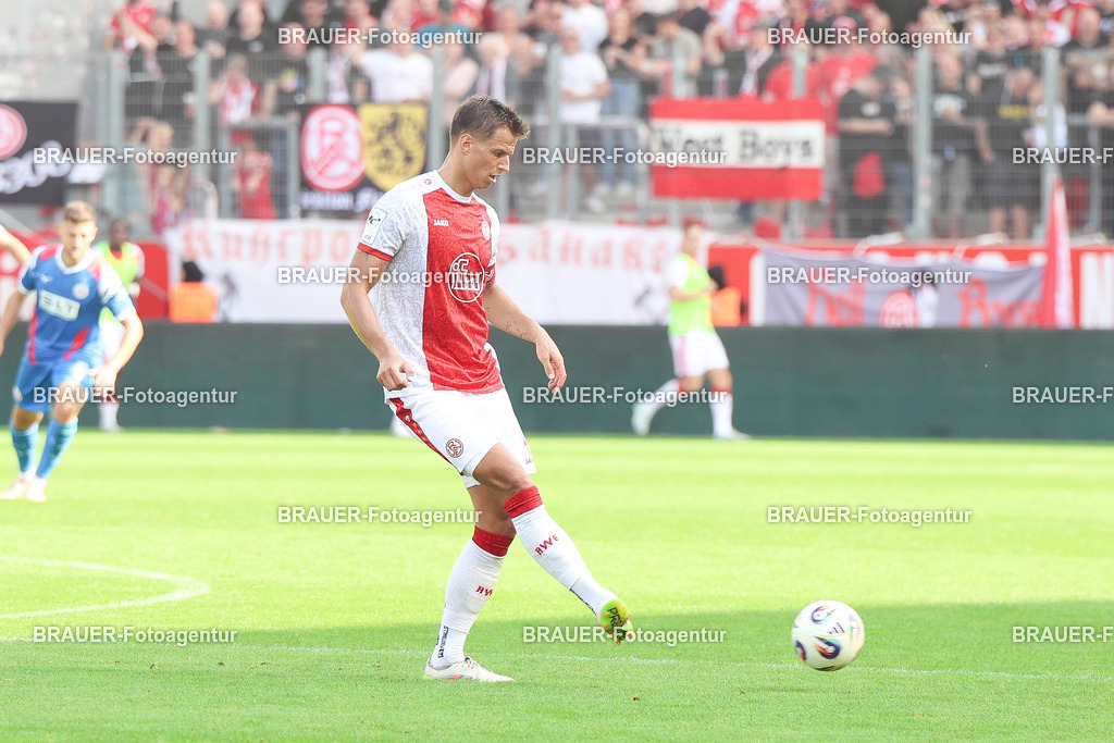 Rot-Weiss Essen - Hansa Rostock | Essen, Deutschland, 20.09.2025 Michael Schultz  (Rot-Weiss Essen) Einzelaktionwährend des 3.Liga Spiels zwischen  Rot-Weiss Essen und Hansa Rostock am 20.09.2025 im Stadion an der Hafenstraße in Essen. (Foto von Timo Bluhmki-Schmidt/Brauer Fotoagentur