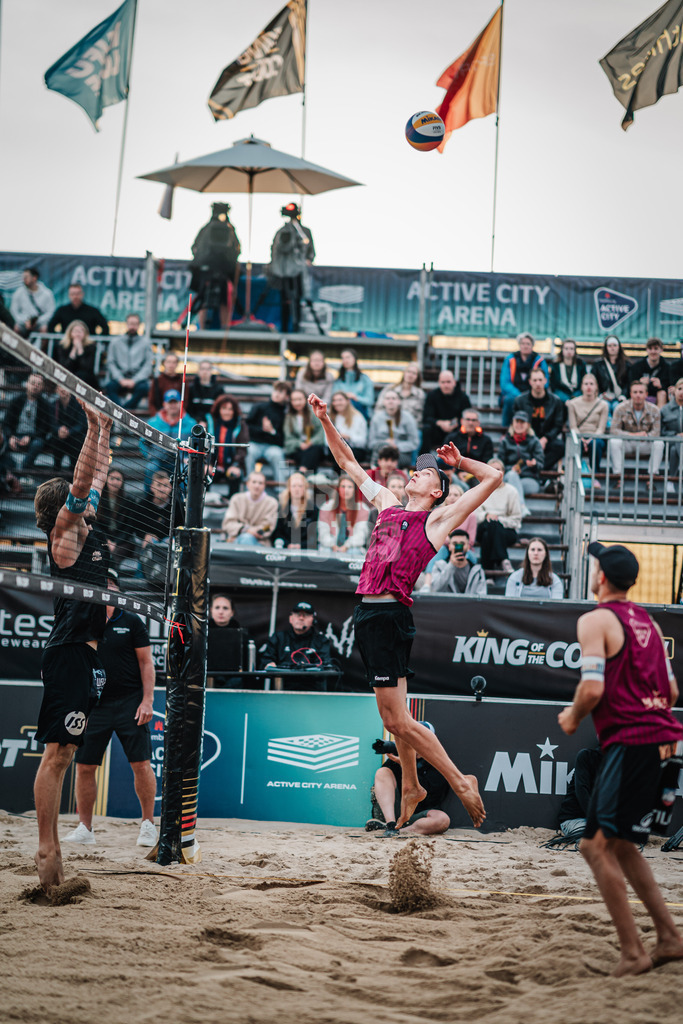 Beachvolleyball | Männer | Queen and King of the Court | Hamburg | 30.05.2024 | Momme Lorenz (mitte, GER) beim Angriff