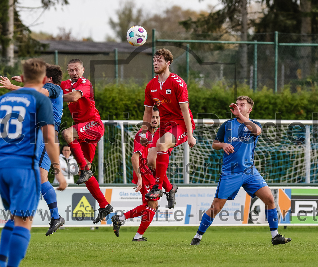 2023-11-04_068_FC_Langengeisling_gegen_VfL_Waldkraiburg | Erding, Deutschland, 04.11.2023:
Fußball, Bezirksliga Oberbayern Ost 2023 / 2024, 16. Spieltag, FC Langengeisling gegen VfL Waldkraiburg, Endergebnis: 2:0

Raimund Stuiber (VfL Waldkraiburg, #4), Danis Glamocic (VfL Waldkraiburg, #14), David Riederle (FC Langengeisling, #14)

Foto: Christian Riedel / fotografie-riedel.net
