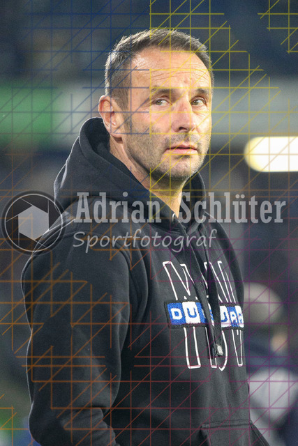 MSV Duisburg vs SV Waldhof Mannheim - 3. Liga | Duisburg, Deutschland, 07.11.25:   Trainer Dietmar Hirsch (MSV Duisburg) schaut waehrend des Spiels der 3. Liga MSV Duisburg vs SV Waldhof Mannheim in der schauinsland-reisen-arena(Foto von Brauer-Fotoagentur / Adrian Schlueter)