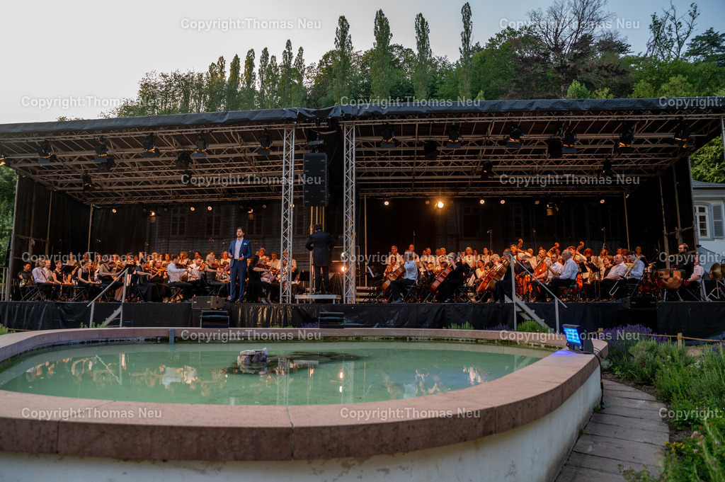 DSC_1359 | Der Staatspark Fürstenlager in Bensheim Auerbach, an der hessischen Bergstraße- ist ein wunderschöner Landschaftspark nach englischen Vorbild. Es war die Sommerresidenz der Darmstädter Fürstenfamilie die hier das "einfache Landleben" genossen. Zu jeder Jahreszeit kann man das Fürstenlager als Ausflugsziel empfehlen. Im Herrenhaus ist eine Gastronomie untergebracht. Im Sommer findet auf der Bühne vor der großen Wiese ein Opern-Air statt, 