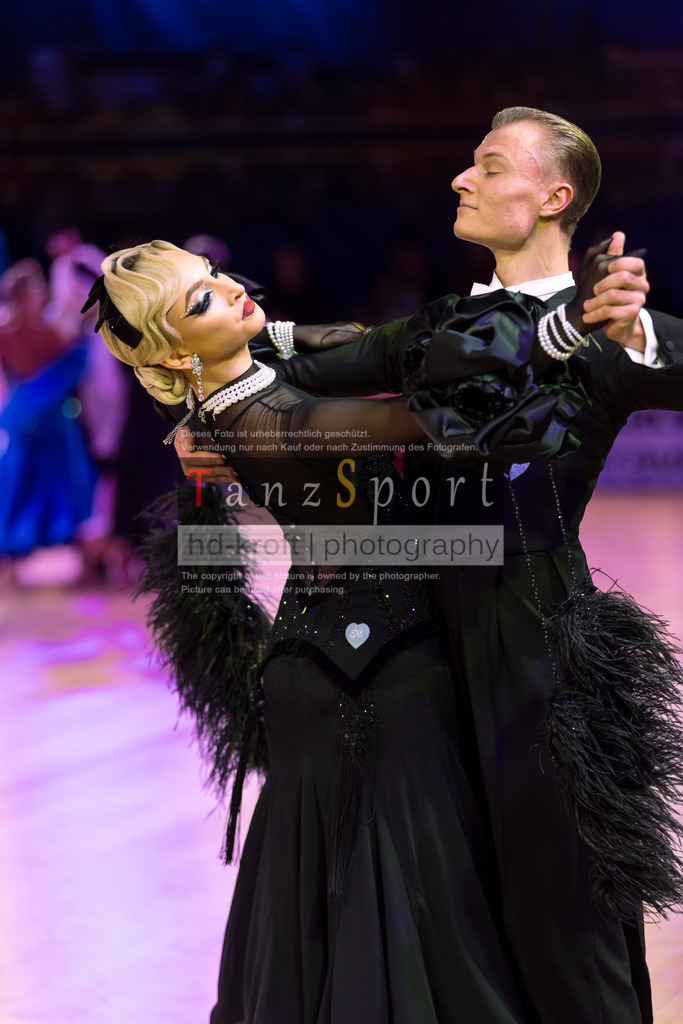 20241215_WDSF_Int_Open_Std-Riga-9335 | Tanzsportbilder, Standardtanz, Lateintanz, WDSF, DTV, LTVB, dancecomp, goc, hessen tanzt, blaues band der spree, walzer, tango, wiener walzer, slowfox, quickstepp, samba, rumba, cha-cha-cha, paso doble. jive, hd-kroft photography, turniertanzsport