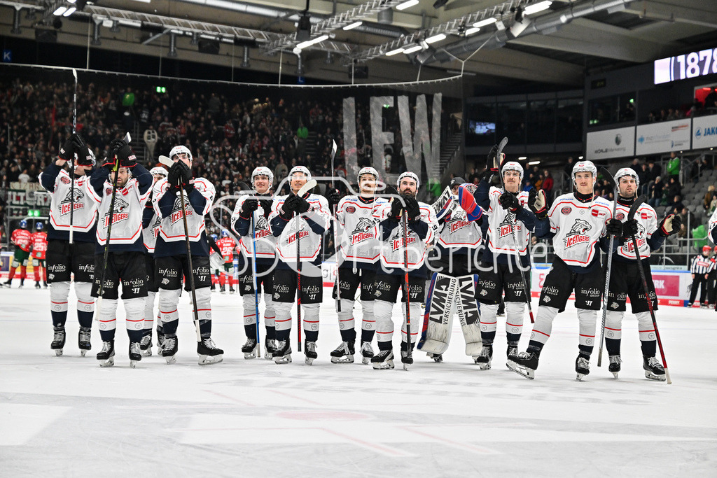 Augsburger Panther - Nürnberg Ice Tigers | AUGSBURG, GERMANY - 28. NOVEMBER: Schlussjubel der Gäste nach dem Auswärtssieg in Augsburg beim Ligaspiel zwischen den Augsburger Panthern und den Nürnberg Ice Tigers am 23. Spieltag der Penny DEL im Curt Frenzel Stadion / Feiern mit den mitgereisten Fans