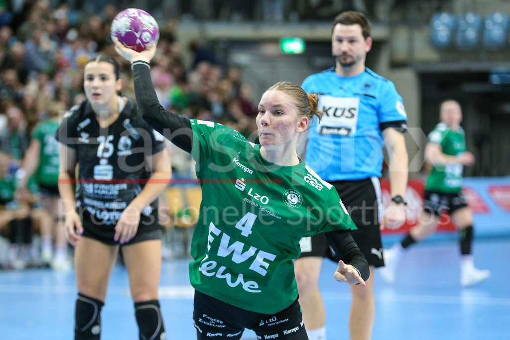 Handball, Bundesliga Frauen, VfL Oldenburg - HSG Bad Wildungen Vipers | v.li.: Toni Reinemann (VfL Oldenburg, 4) beim Siebenmeter, 7m, Spielszene, Aktion, Action, Portrait, Nahaufnahme, Einzelfoto, Einzelbild