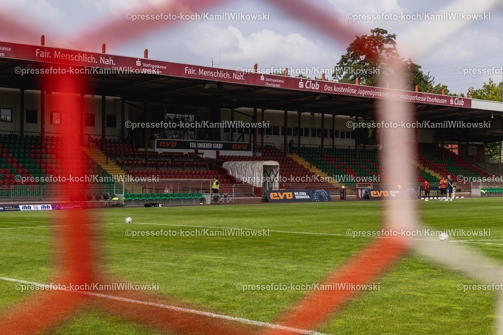 xKWI26072501004 | 26.07.2025, xkwix, Fußball, Regionalliga-West, Rot-Weiß Oberhausen - FC Gütersloh, Stadion Niederrhein: Leere Tribüne vor dem Spiel mit Tornetz