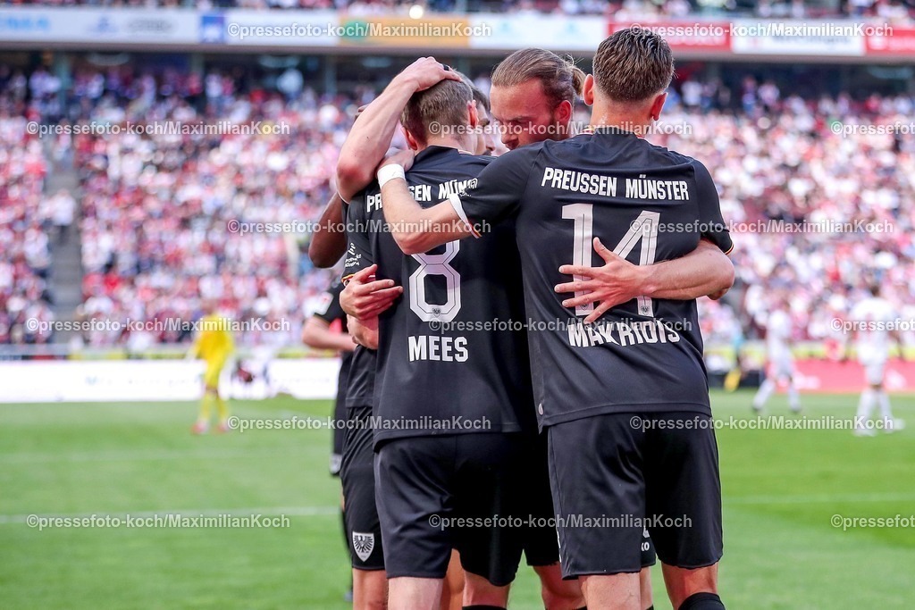 1FC20042501083 | 20.04.2025, Fußball, 1. FC Köln - Preußen Münster, 2.. Fußball Bundesliga, 30. Spieltag, RheinEnergie-STADION, Saison 2024 2025: Torjubel Joshua Mees (Preussen Muenster #08) zusammen mit Charalambos Makridis (Preussen Muenster #14) nach dem Eigentor zum 1:1 durch Timo Hübers (FC Koeln #4) DFB regulations prohibit any use of photographs as image sequences and or quasi-video.